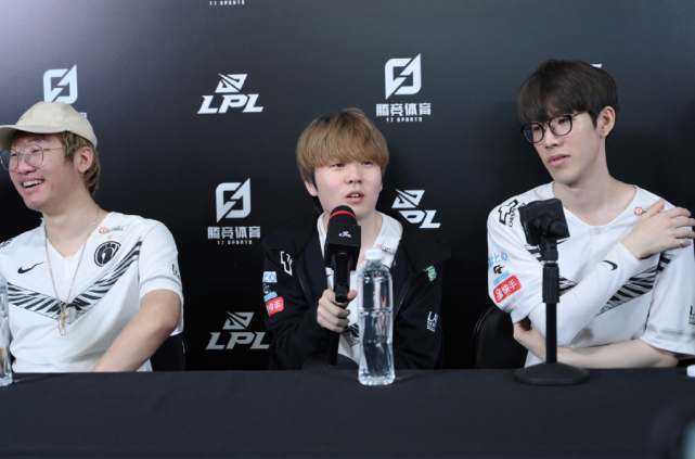 觑的黑马 觑的黑马